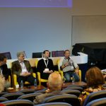DLM Forum Prahassa, paneelikeskustelu, jossa viisi ihmistä. Mukana Anssi Jääskeläinen
