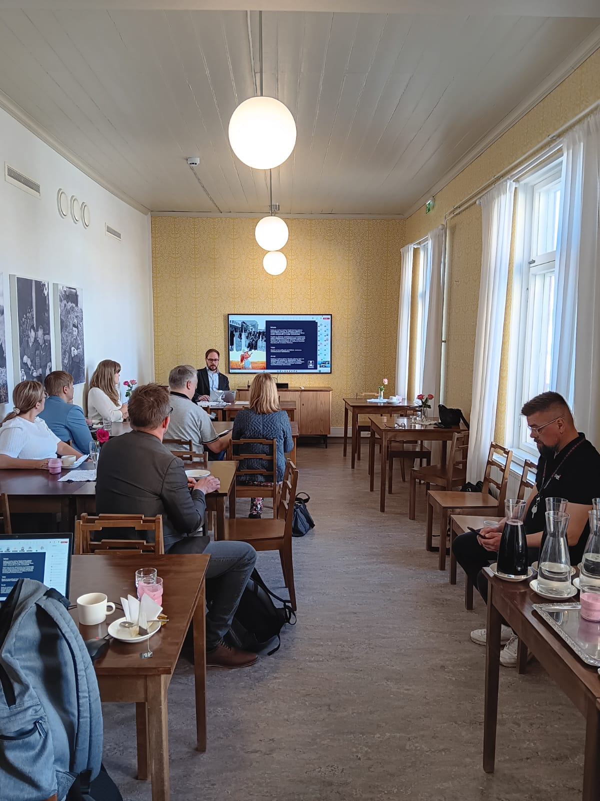 Yleisö memory Campus -yhteisön tapaamisessa Sodan ja rauhan keskus Muistilla
