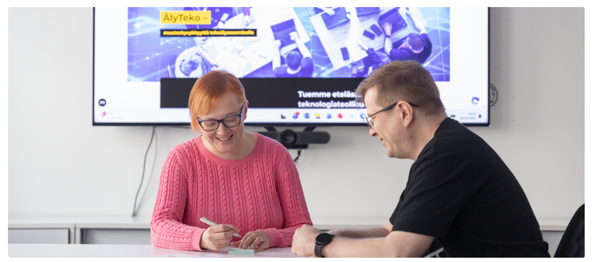 ÄlyTeko -hanketiimi työskentelemässä projektin parissa